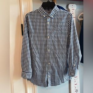 Vineyard vines boys performance button down long sleeve shirt. Size small.